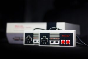 Close-up of a classic Nintendo console and controllers, symbol of retro gaming.